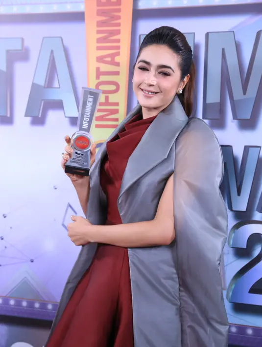 "Terima kasih kepada Allah SWT, kedua orangtua dan keluarga saya," ujarnya di Studio 6 Emtek City, Daan Mogot, Jakarta Barat, Selasa (24/1/2017). (Adrian Putra/Bintang.com)