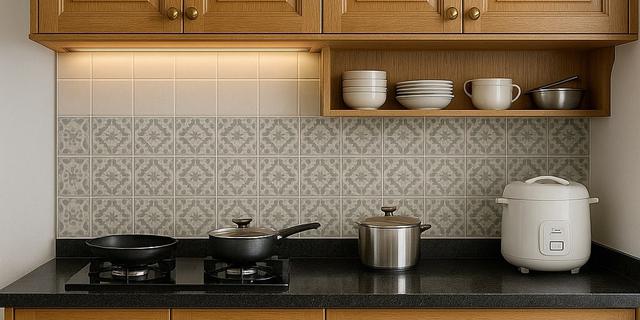 5 Kesalahan Menyimpan Alat Masak yang Bikin Lemari Cepat Bau dan Lengket