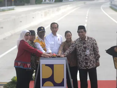 Presiden Joko Widodo (ketiga kanan) menekan tombol saat peresmian ruas  Tol Sragen-Ngawi di kilometer 538 jalan tol Solo-Ngawi, Jawa Tengah, Rabu (28/11). Tol Sragen-Ngawi ini merupakan bagian dari Jalan Tol Solo-Ngawi. (Liputan6.com/Angga Yuniar)