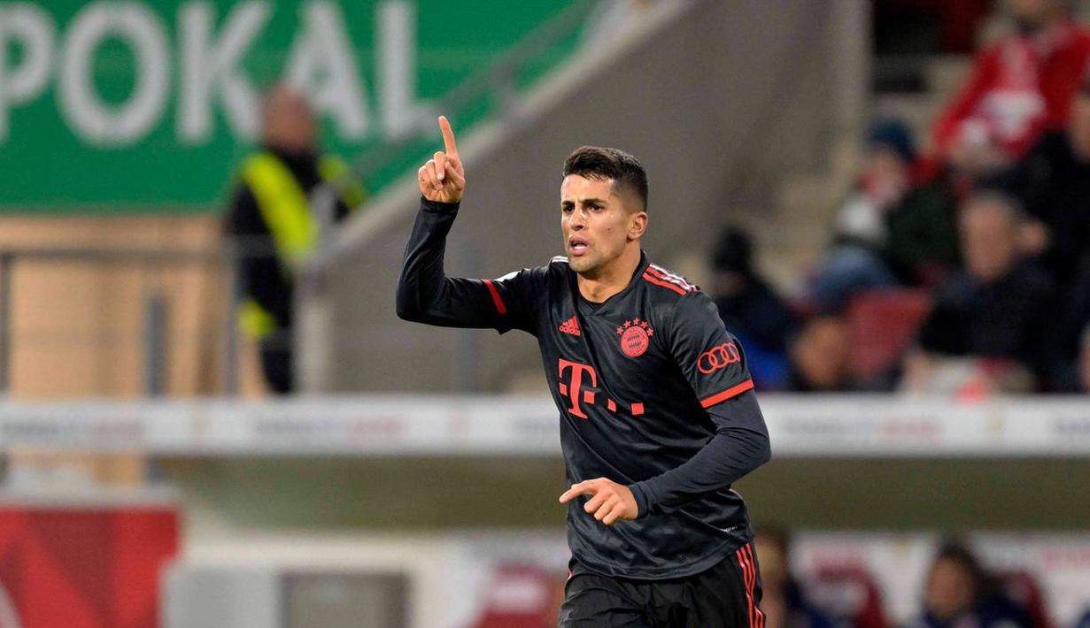 Pemain anyar Bayern Munchen, Joao Cancelo memulai debutnya dengan manis. Pemain yang dipinjam dari Manchester City tersebut langsung memberikan assist cantik yang membuahkan gol pertama bagi Die Rotten di babak 16 besar DFB Pokal 2022/2023 melawan FSV Mainz. (Twitter/FC Bayern)