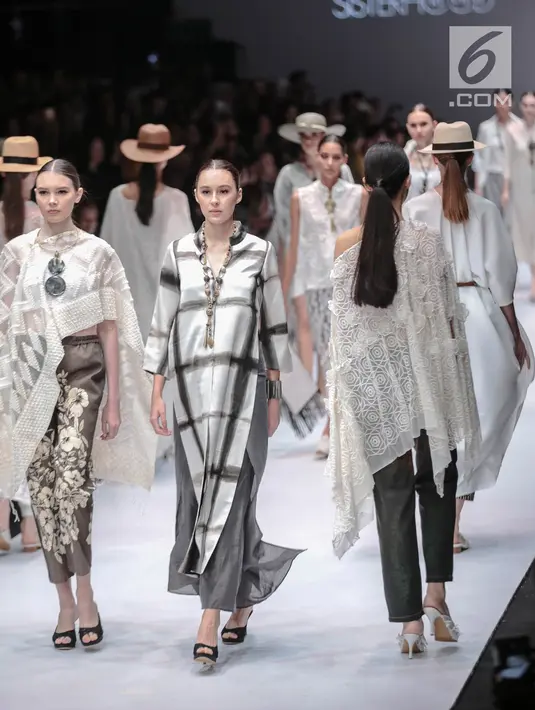 Model memeragakan busana rancangan Novita Yunus dalam Jakarta Fashion Week 2019 di Senayan City, Jakarta, Rabu (24/10). Novita Yunus menampilkan 12 busana rancangannya dalam Jakarta Fashion Week 2019. (Liputan6.com/Faizal Fanani)