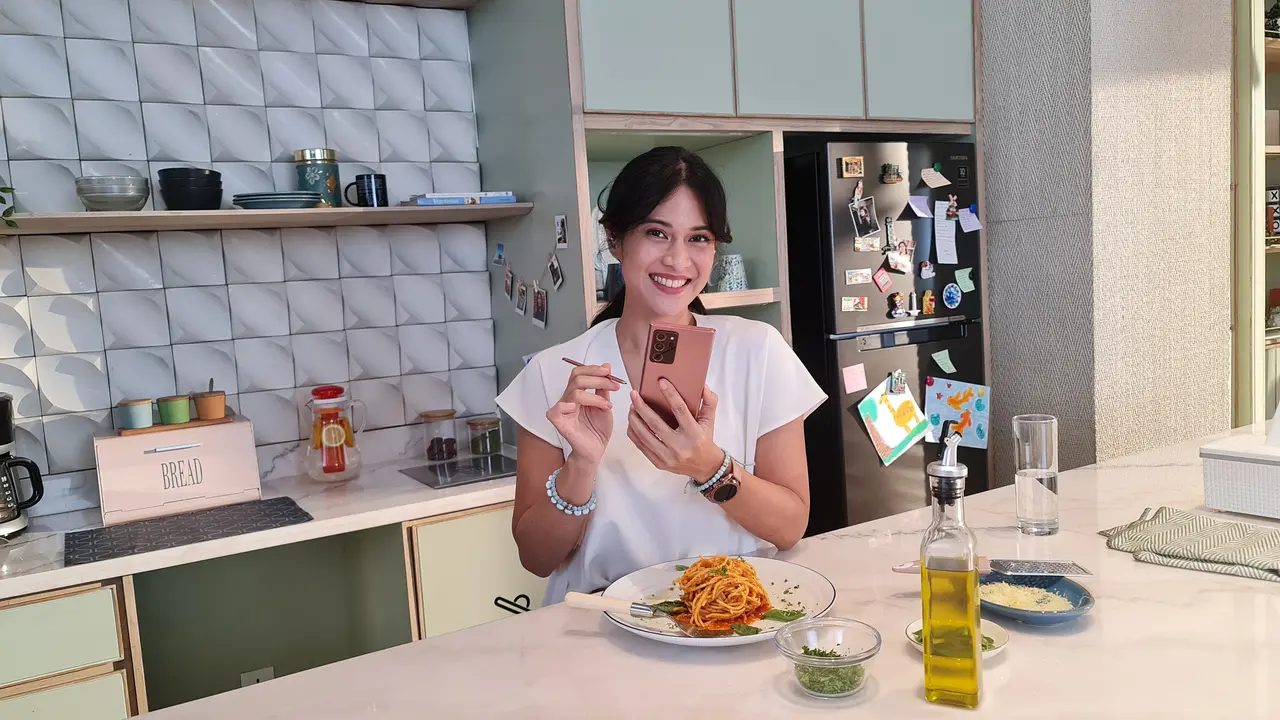 Dian Sastrowardoyo dan Galaxy Note 20 Ultra