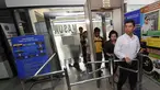 Men PAN-RB, Yuddy Chrisnandi melakukan inspeksi mendadak (sidak) di beberapa kantor pelayanan publik, Jakarta, Jumat (2/1). (Liputan6.com/Miftahul Hayat)