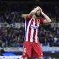 Pemain Atletico Madrid Yannick Carrasc terlihat kecewa setelah timnya kalah 0-2 dari Real Sociedad dalam lanjutan Liga Spanyol. Sabtu (5/11/2016). AP Photo/Alvaro Barrientos)