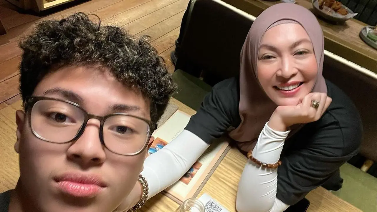 Potret Keanu Massaid bersama sang ibu saat quality time (Sumber: Instagram/@angelinasondakh09)
