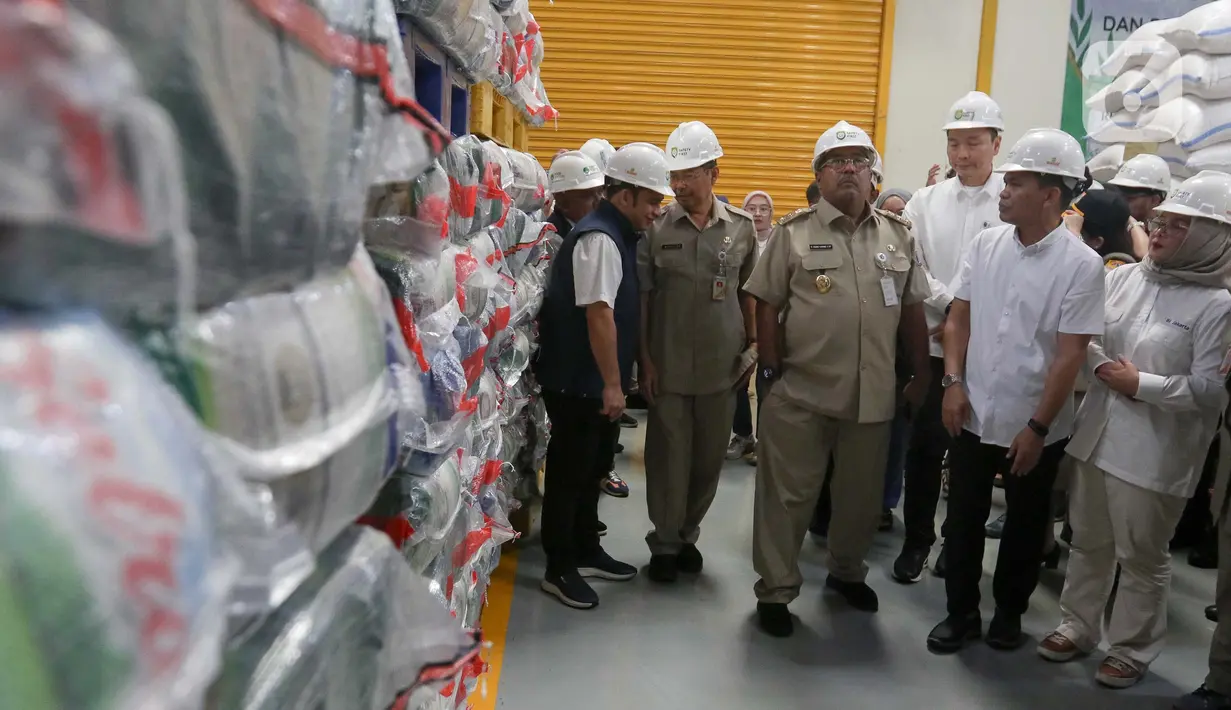 Wakil Gubernur Jakarta Rano Karno (tengah) bersama Direktur Utama Food Station Tjipinang Jaya Karyawan Gunarso (kedua kanan) saat Gudang RPC Food Station Tjipinang Jaya, Jakarta Timur, Sabtu (22/2/2025). (Liputan6.com/Herman Zakharia)