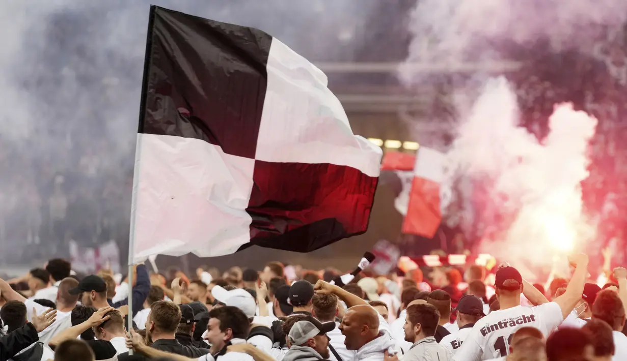 <p>Ribuan suporter Eintracht Frankfurt tumpah ruah ke lapangan usai tim kesayangannya berhasil menaklukkan West Ham United. Mereka tampak menikmati keberhasilan Die Adler lolos ke final Liga Europa.</p>