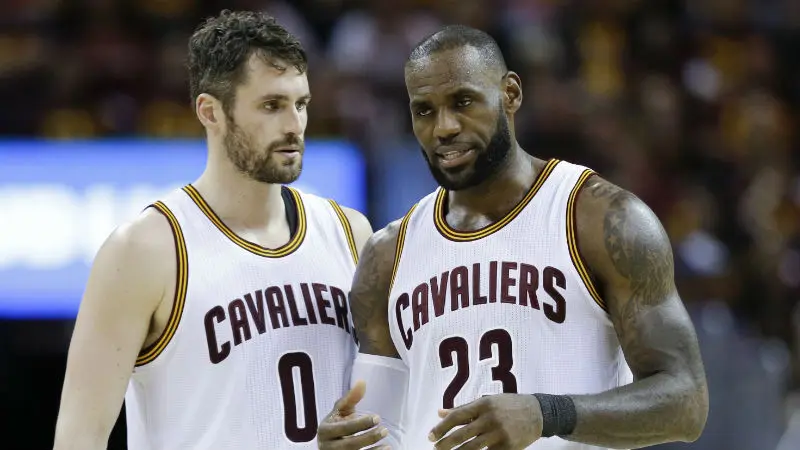 Kevin Love (kiri) dan LeBron James. (AP Photo/Tony Dejak)