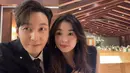 Foto itu diunggah sekitar satu minggu yang lalu saat keduanya menghadiri resepsi pernikahan salah satu rekan dekat mereka. Shim Hyung Tak dan Hirai Saya sama-sama mengenakan busana hitam. (Foto: Instagram/ tak9988)