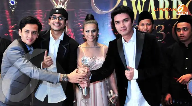 Kategori Program Paling Ngetop dalam SCTV Awards 2013 diraih sinetron Emak Ijah Pengin ke Mekkah. (Liputan6.com/Panji Diksana) 