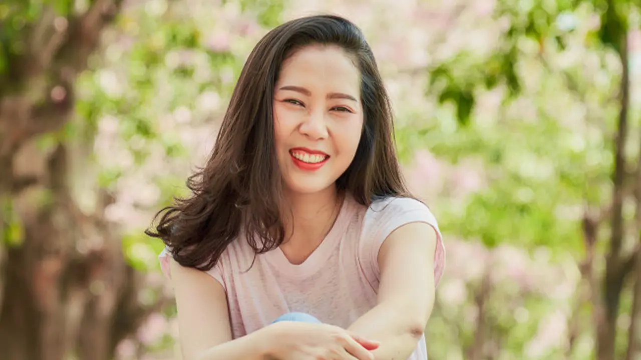 tertawa cantik santai bunga