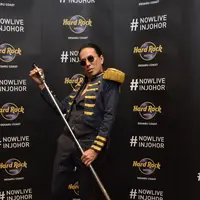 Dua barang historis rocker Amy Search dipajang dan jadi koleksi Hard Rock Hotel Desaru Coast Malaysia. (Dok Hard Rock Hotel)