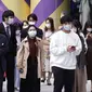 Sejumlah orang yang mengenakan masker pelindung untuk membantu mengekang penyebaran virus corona COVID-19 berjalan di Ginza, Tokyo, Jepang, Jumat (16/10/2020). Ibu Kota Jepang itu mengonfirmasi lebih dari 180 kasus virus corona COVID-19 baru pada hari Jumat. (AP Photo/Eugene Hoshiko)