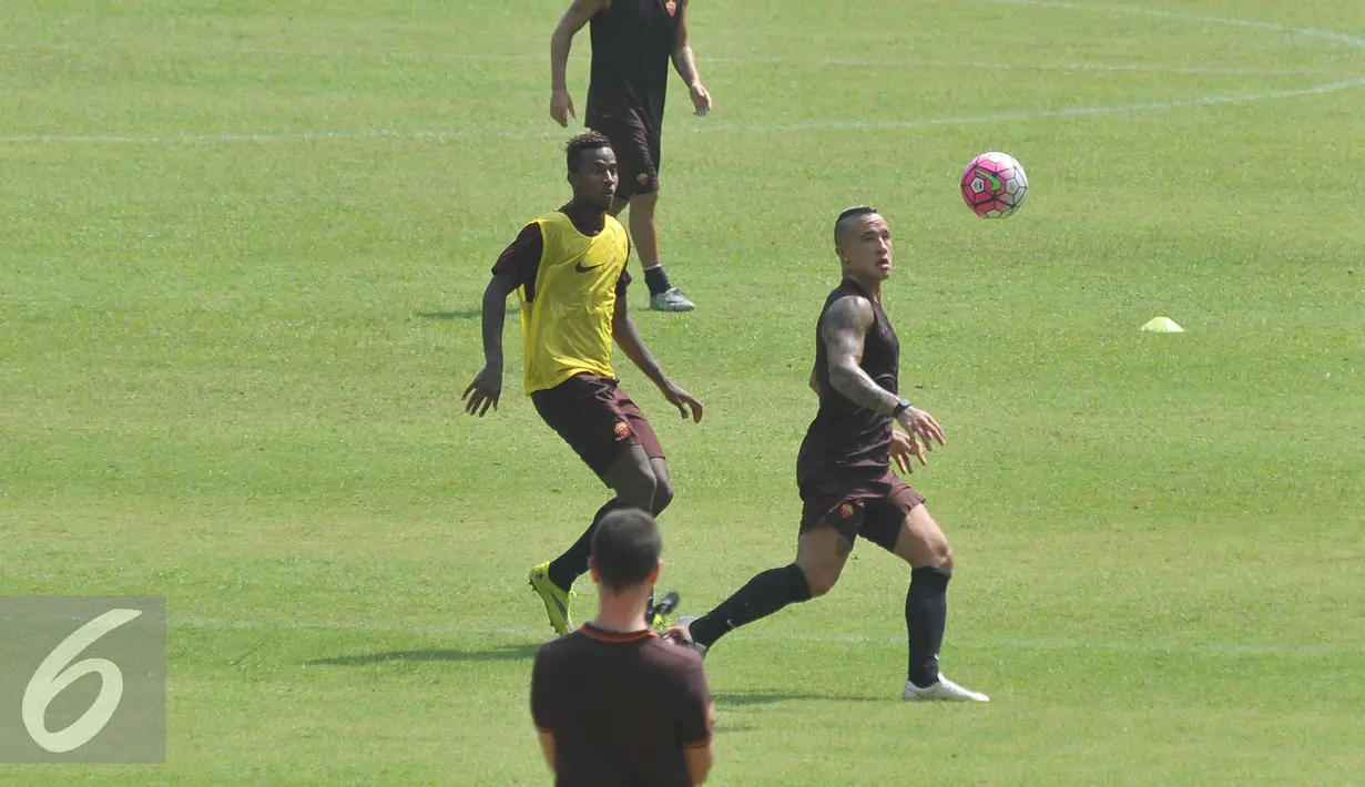 Gelandang AS Roma, Radja Nainggolan berusaha mengambil bola saat sesi latihan di Gelora Bung Karno (GBK), Jakarta, Sabtu (25/7/15). Tim berjuluk Giallorossi akan menggelar pertandingan intern antara skuadnya. (Liputan6.com/Herman Zakharia)