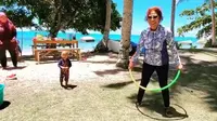 Susi Pudjiastuti ditertawakan cucunya saat bermain hula hoop (Dok.Instagram/@susipudjiastuti115/https://www.instagram.com/p/CEI9JZ7H5uc/Komarudin)