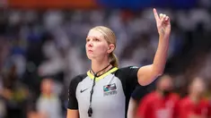 Wasit Jenna Jordan Reneau memberikan isyarat saat laga Grup P Piala Dunia FIBA 2023 antara Pantai Gading melawan Lebanon di Indonesia Arena, Senayan, Kamis (31/08/2023). Reneau merupakan salah satu dari tiga wasit yang ditunjuk FIBA untuk ajang Piala Dunia Basket 2023. (Bola.com/Bagaskara Lazuardi)