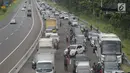 Antrean kendaraan saat hendak keluar tol Jagorawi menuju jalur Puncak di Bogor, Jawa Barat, Sabtu (22/12). Kawasan Puncak menjadi salah satu destinasi wisata, tak terkecuali saat libur panjang Natal yang dimulai hari ini. (Merdeka.com/Imam Buhori)