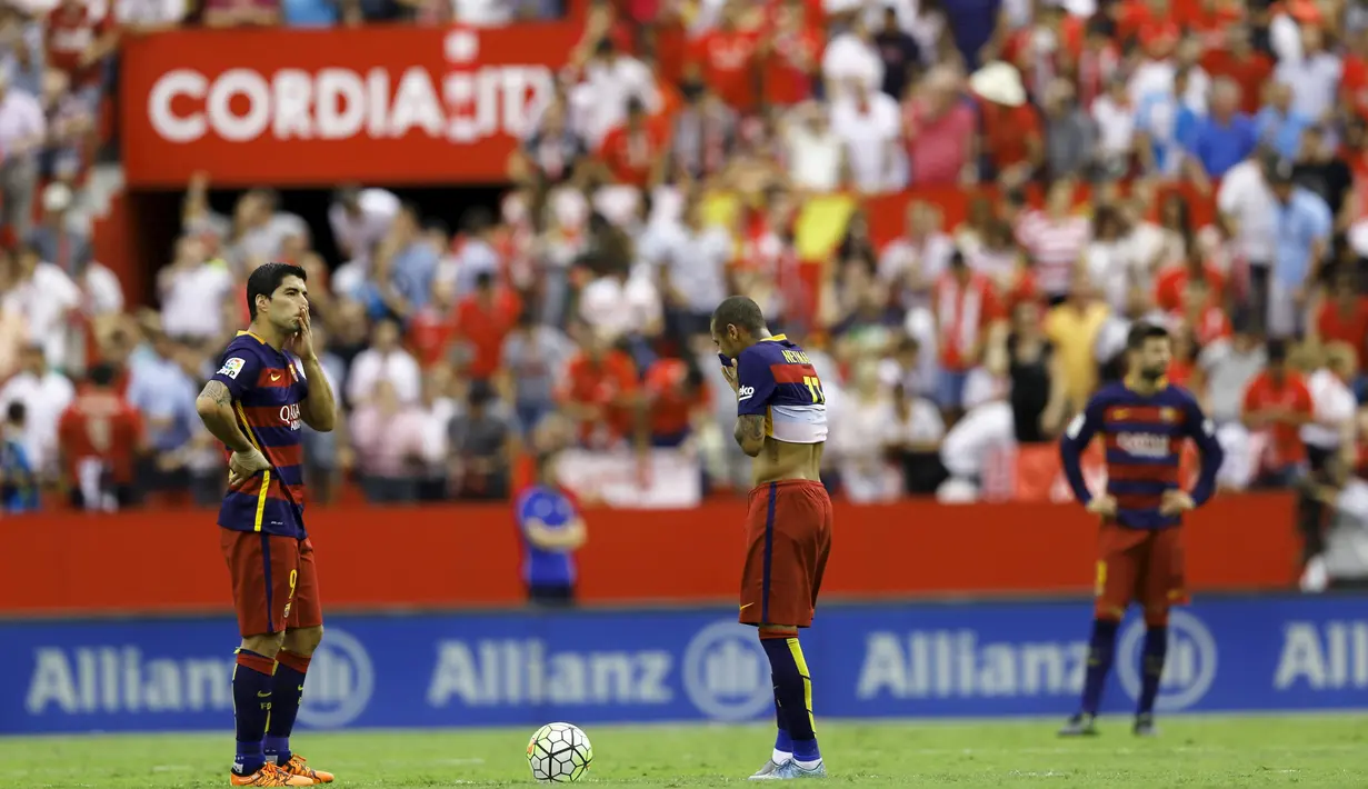 Ekspresi Neymar (kiri) dan Suarez usai kalah dari Sevilla pada  laga Liga Spanyol antara Sevilla FC vs Barcelona di Stadion Ramon Sanchez Pizjuan stadium, Sevilla, Sabtu (3/10/2015). Sevilla menang 2-1.   REUTERS/Marcelo del Pozo