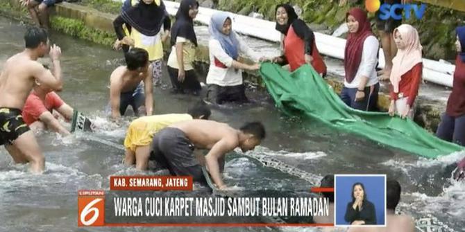 Sambut Ramadan, Warga Semarang Cuci Karpet Masjid