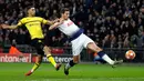 Bek Tottenham Hotspur,  Jan Vertonghen mencetak gol ke gawang Borussia Dortmund pada leg pertama 16 besar Liga Champions di Stadion Wembley, London, Rabu (13/2). Tottenham Hotspur menang telak 3-0 atas Borussia Dortmund. (AP/Alastair Grant)