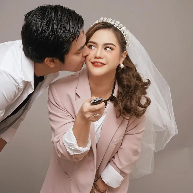 Potret Mytha Lestari dan Suami yang Makin Romantis