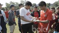 Pemain Persija Jakarta, Bambang Pamungkas memberikan tanda tangan kepada The Jak Mania usai melakukan latihan di Lapangan Sutasoma, Halim, Jakarta, Selasa (28/03/2017). Persjia resmi memiliki lapangan latihan dan mes baru. (Bola.com/M Iqbal Ichsan)