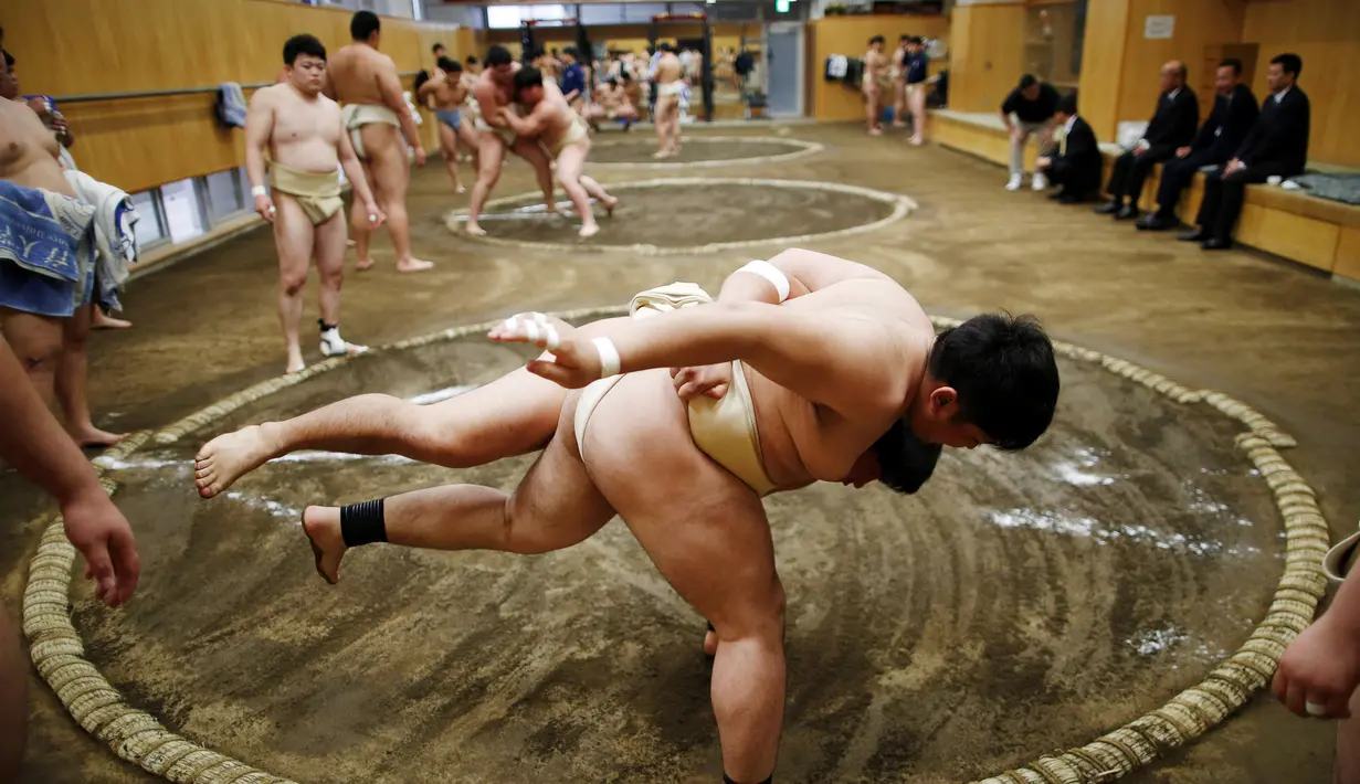 Dua pemuda Jepang berduel selama berlatih sumo di klub gulat Sumo Nippon Sports Science University di Tokyo, Jepang (20/5/2019). (Reuters/Issei Kato)