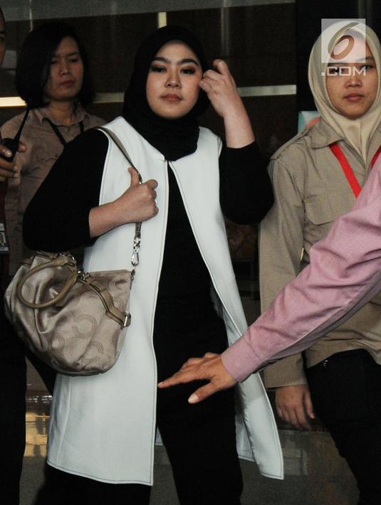 Istri tersangka Gubernur Jambi Zumi Zola, Sherin Taria usai menjalani pemeriksaan di gedung KPK, Jakarta, (22/5). Sherin diperiksa sebagai saksi terkait kasus dugaan suap dan gratifikasi atas proyek-proyek di Pemprov Jambi. (Merdeka.com/Dwi Narwoko)