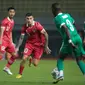 Pemain Timnas Indonesia, Stefano Lilipaly (tengah) berusaha merebut bola dari penguasaan pemain Burundi, Harerimana Rashid Leon pada laga pertama persahabatan FIFA Matchday di Stadion Patriot Candrabhaga, Bekasi, Sabtu (25/3/2023) malam WIB. (Bola.com/Bagaskara Lazuardi)