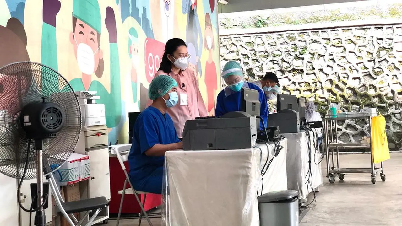 Tenaga kesehatan di Bintaro, Tangerang Selatan tengah bersiap melakukan tes antigen COVID-19
