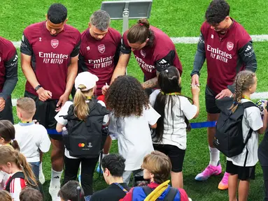 Pemain Arsenal melayani permintaan tanda tangan para fans cilik saat sesi latihan jelang hadapi PSG di final Liga Champions di Puskas Arena, Budapest, Hungaria, Jumat (29/5/2026). (AP Photo/Vadim Ghirda)