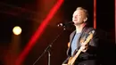 Eks personil The Police ini tampil pada pertengahan pertunjukan setelah Chris Botti. Lewat lagu 'If I Ever Lose My Faith In You' membuat ribuan penonton yang hadir bertepuk tangan. (Andy Masela/Bintang.com)