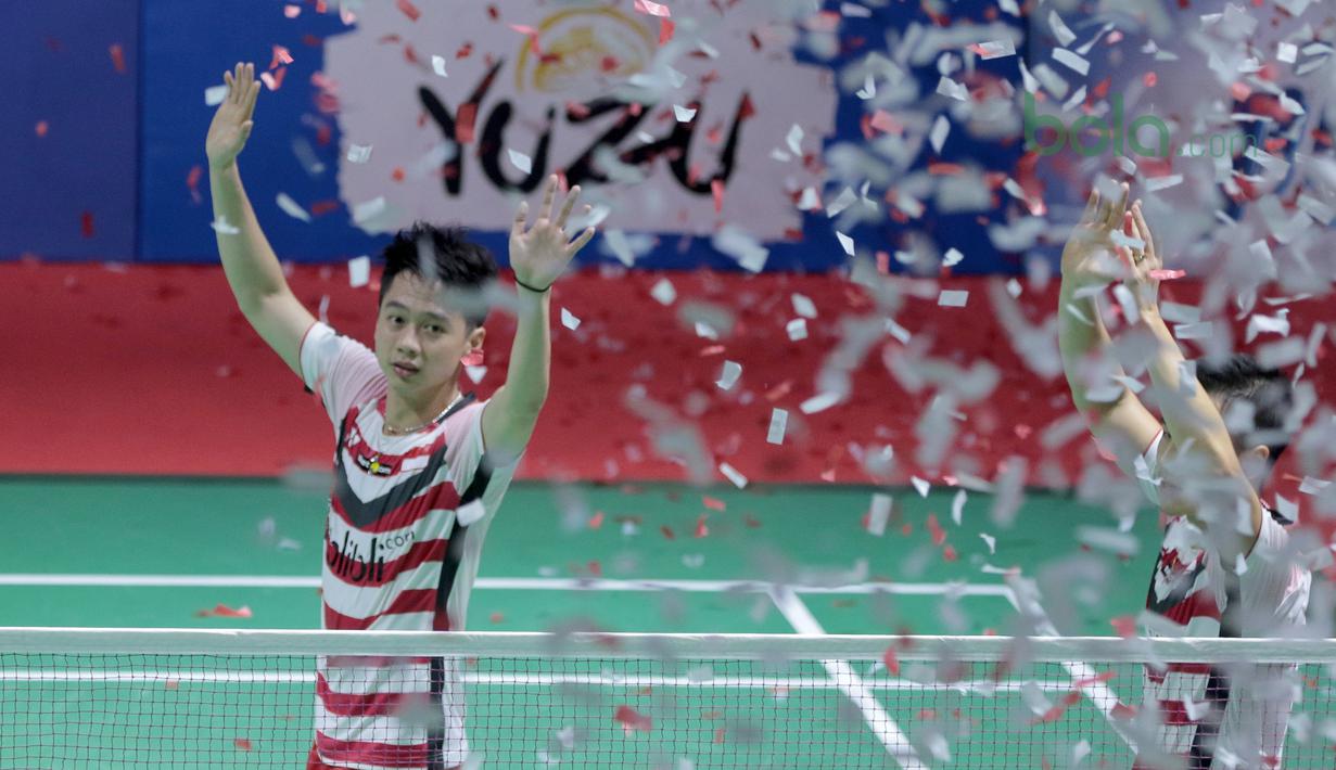 Kevin Sanjaya/Marcus Gideon merayakan kemenangan atas pasangan Jepang, Takuto Inoue/Yuki Kaneko pada final Indonesia Open 2018 di Istora Senayan, Jakarta, (8/6/2018). Kevin/Marcus menang 21-13 dan 21-16. (Bola.com/Nick Hanoatubun)
