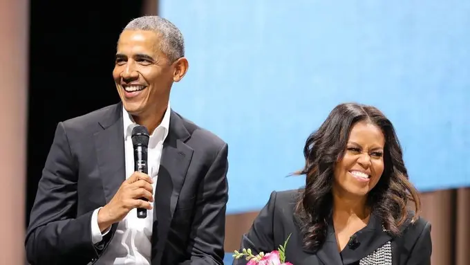 Potret Kompak Barack Obama dan Michelle Pakai Busana Serba Hitam di Momen Perayaan Tahun Baru 2022