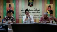 Sidang Lembaga Adat Melayu (LAM) memutuskan Jony Boyok, penghina UStaz Abdul Somad, bersalah dan terancam hukuman adat Melayu. (M Syukur/ Liputan6.com)