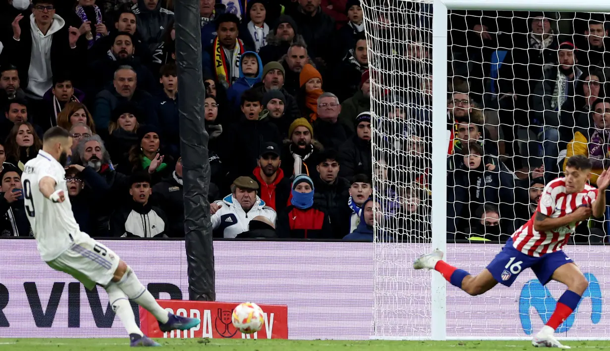 Krim Benzema (kiri) berhasil membawa Real Madrid unggul lewat golnya yang dicetak pada menit ke-104. Kemenangan 3-1 tersebut membuat El Real lolos ke semifinal Copa del Rey 2022/2023. (AFP/Pierre-Philippe Marcou)