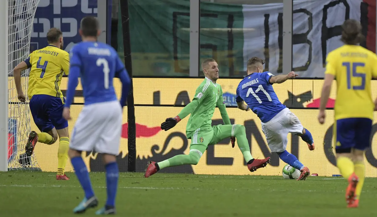 Striker Italia, Ciro Immobile, melepaskan tendangan ke gawang Swedia pada laga leg kedua playoff Piala Dunia 2018, di Stadion Giuseppe Meazza, Senin (13/11/2017). Italy bermain imbang 0-0 dengan Swedia. (AFP/Miguel Medina)