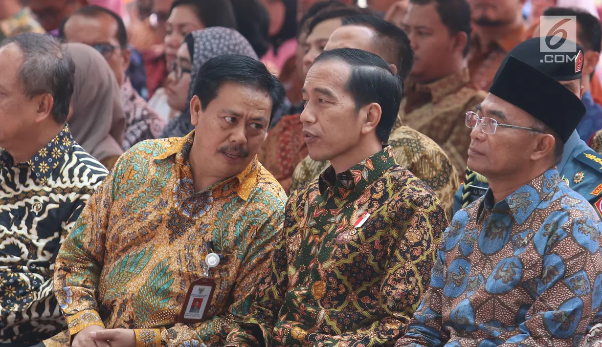Presiden Jokowi didampingi Mendikbud Muhadjir Effendy menghadiri peresmian gedung fasilitas layanan Perpustakaan Nasional di Jakarta, Kamis (14/9). Gedung dengan 27 lantai ini merupakan gedung perpustakaan tertinggi di dunia. (Liputan6.com/Angga Yuniar)