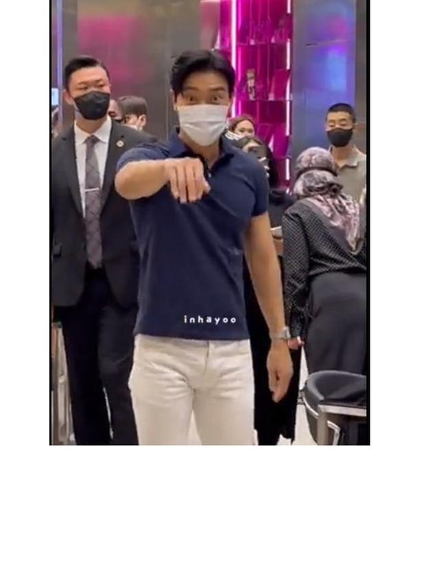 9 Momen Siwon Super Junior Kunjungi Kwangya Store Jakarta, Sempat Jajanin Anak Kecil