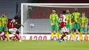 Gelandang Arsenal, Willian, melepaskan tendangan bebas saat melawan West Bromwich Albion pada laga Liga Inggris di Stadion Emirates, Senin (10/5/2021). Arsenal menang dengan skor 3-1. (AP/Frank Augstein, Pool)