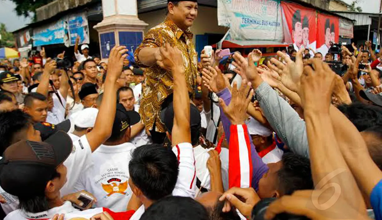 Prabowo tampak menyalami para pendukungnya di daerah Karanganyar, Surakarta, Jawa Tengah (Liputan6.com/ Johan Tallo)