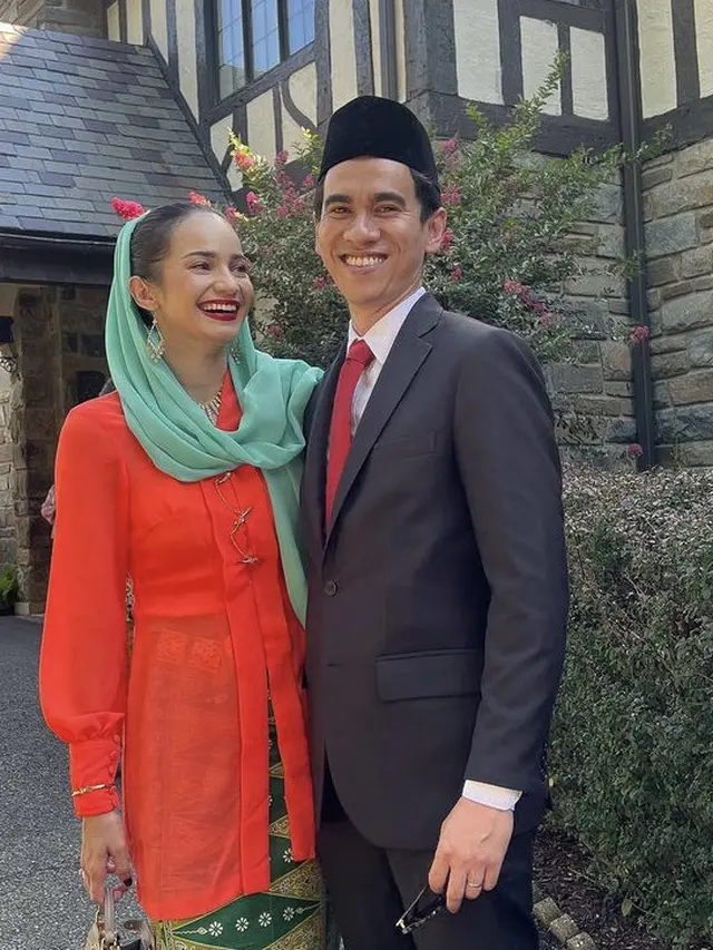 Enzy Storia saat Mengenakan Pakaian Kebaya Betawi