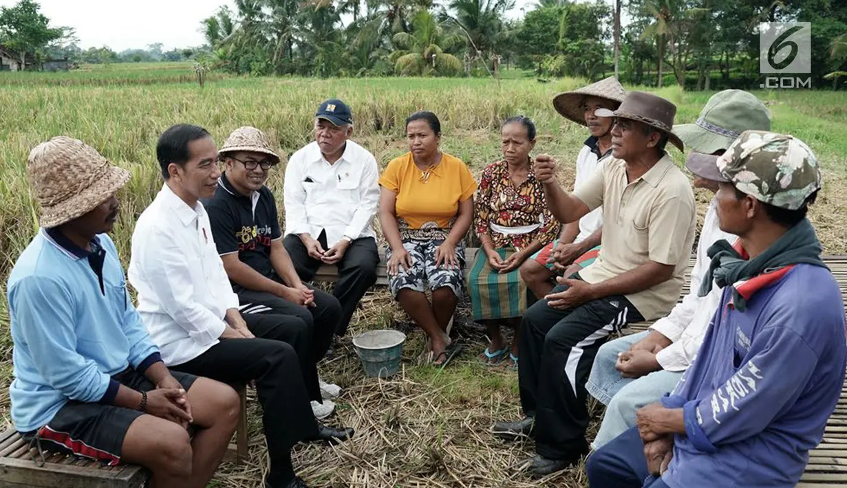 Presiden Joko Widodo atau Jokowi berdialog dengan warga di Desa Kukuh, Kecamatan Marga, Tabanan, Bali, Jumat (23/2). Kegiatan ini mengawali rangkaian acara Jokowi di Bali. (Liputan6.com/Pool/Biro Pers Setpres)