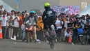 Warga menyaksikan atraksi freestyle sepeda motor saat memeriahkan Festival Damai Millenial Road Safety di Monas, Jakarta, Minggu (23/6/2019). Festival ini juga dimeriahkan oleh berbagai atraksi dan pertunjukan musik artis Tanah Air. (merdeka.com/Iqbal Nugroho)