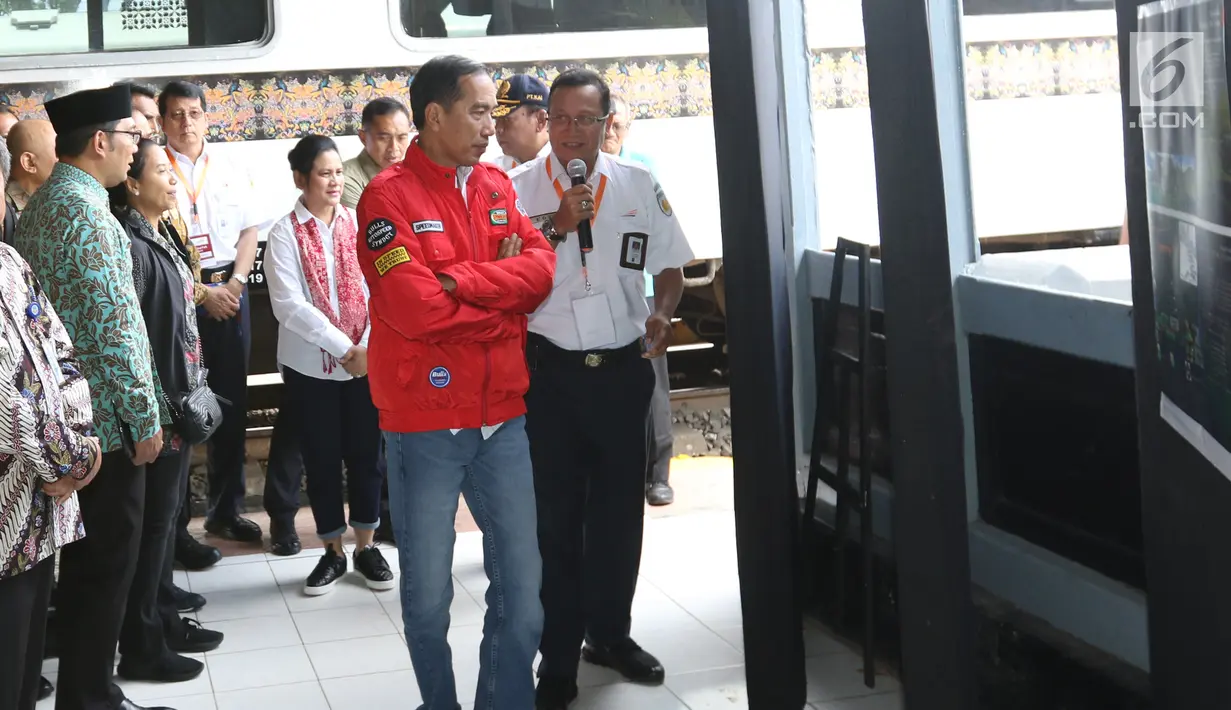 Presiden Joko Widodo mendengarkan penjelasan mengenai reaktivasi jalur kereta api dari pihak PT KAI di Stasiun Cibatu, Garut, Jawa Barat, Jumat (18/1). Dalam kunjungan kerja ini, Jokowi didampingi Ibu Negara Iriana Joko Widodo. (Liputan6.com/Angga Yuniar)