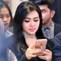 Aktris dan sosialita papan atas Amerika Serikat, Paris Hilton tergoda dengan aksesori yang dikenakan Syahrini saat menjalani pemotretan. Setelah berbalas komentar, dilanjutkan chat lewat pesan whatsapp. (Adrian Putra/Bintang.com)