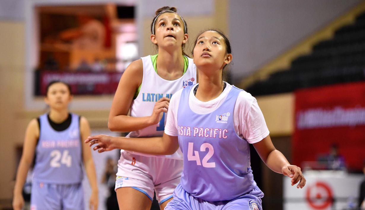 Angelica Jenifer Candra, Vanissa Renata Siregar, dan Brian Leonard  mewakili Indonesia yang masuk dalam tim Asia-Pasifik di Kejuaraan Dunia Jr. NBA 2019. (NBAE/David Dow)