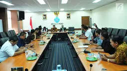 Suasana pertemuan pengurus Asosiasi Media Siber Indonesia (AMSI) dan Dewan Pers di Jakarta, Senin (18/9). Ketua AMSI Wenseslaus Manggut menyampaikan kehadiran AMSI dapat membantu mengahalanh berita dan media penyebar hoax. (Liputan6.com/Helmi Afandi)