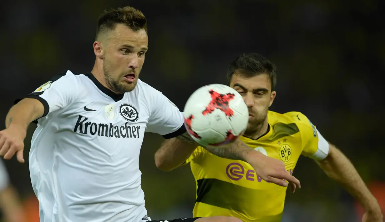Striker Frankfurt, Haris Seferovic, berusaha melewati bek Dortmund, Marcel Schmelzer, pada laga final DFB Pokal di Stadion Olympic, Berlin, Sabtu (27/5/2017). Dortmund menang 2-1 atas Frankfurt. (EPA/Clemens Bilan)