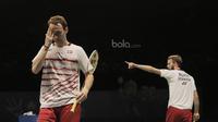 Pasangan Denmark, Mathias Boe/Carsten Morgensen, tampak kecewa. Ganda putra nomor satu dunia tersebut akhirnya menyerah pada gim ke tiga. (Bola.com/M Iqbal Ichsan)